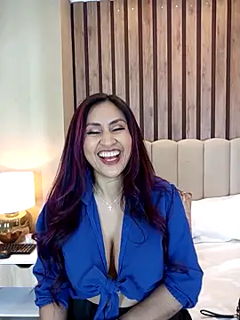 MonicaMoret online show from 10, 3, 2025