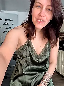 Snapshot of Linalicious chatting on 17, 3, 2025 Linalicious online show from 17, 3, 2025