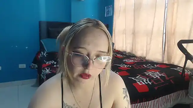 Snapshot of Liaroberts1 chatting on 18, 9, 2025 Liaroberts1 online show from 18, 9, 2025