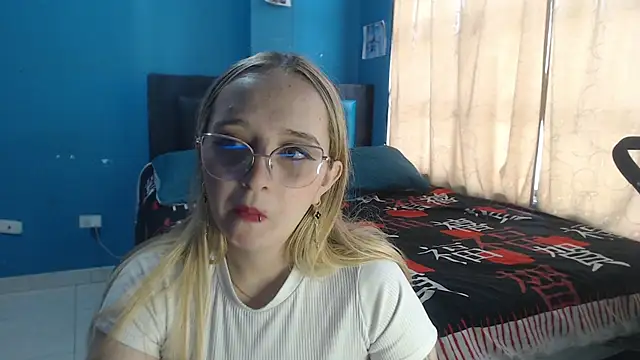 Snapshot of Liaroberts1 chatting on 6, 10, 2025 Liaroberts1 online show from 6, 10, 2025