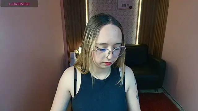 Snapshot of Liaroberts1 chatting on 9, 6, 2026 Liaroberts1 online show from 9, 6, 2026