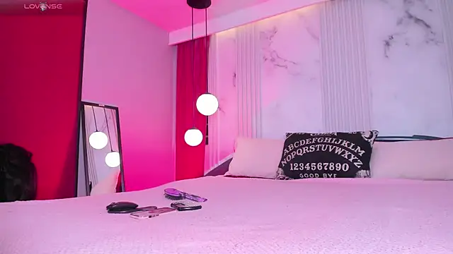 ninaevanss  online show from 28, 11, 2025