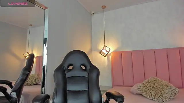 SUNNYCYRUS online show from 11, 4, 2026