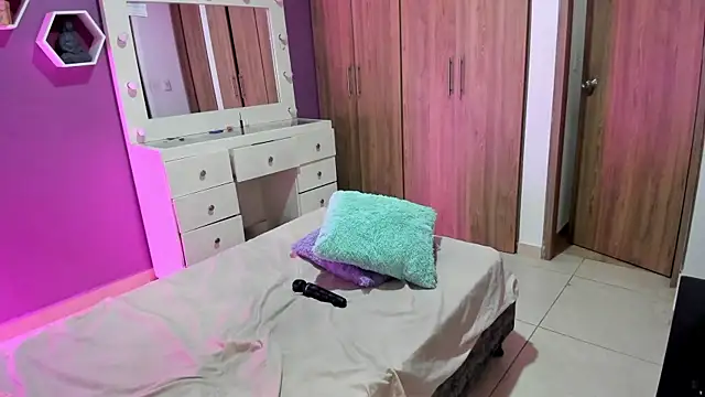 Medelynevans1 online show from 16, 10, 2025