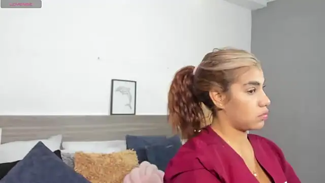 SaraaJhonsonn online show from 25, 4, 2026