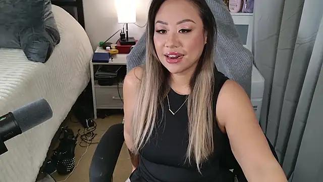 SpikedBella online show from 2, 2, 2025