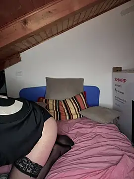 Snapshot of OniricFemme chatting on 12, 3, 2025 OniricFemme online show from 12, 3, 2025