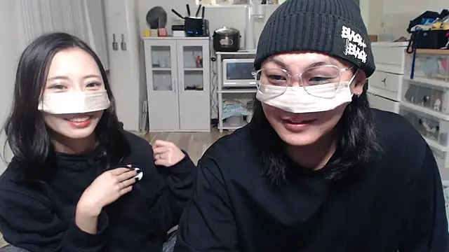 Snapshot of --SHUN-- chatting on 5, 1, 2025 --SHUN-- online show from 5, 1, 2025