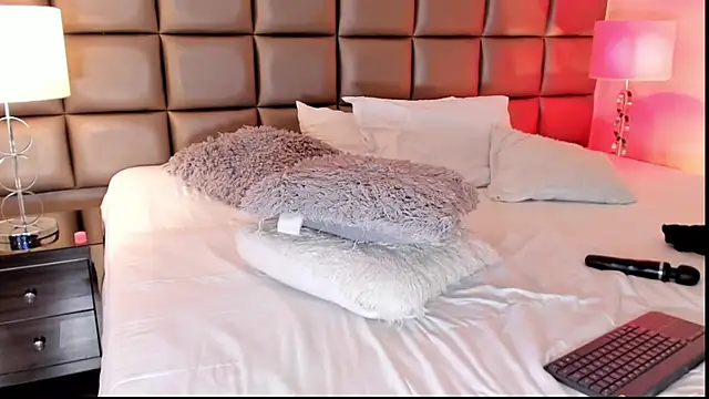 AnnyHizzle online show from 5, 2, 2025