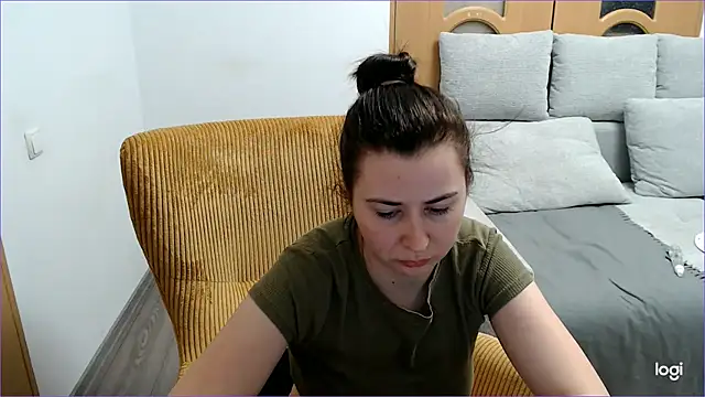 VioletaFlower7 online show from 15, 4, 2026