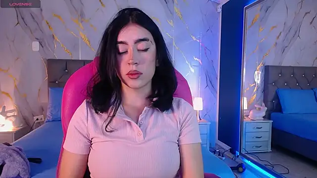 Snapshot of Julieta_De_Los_Angeles chatting on 5, 2, 2025 Julieta De Los Angeles online show from 5, 2, 2025