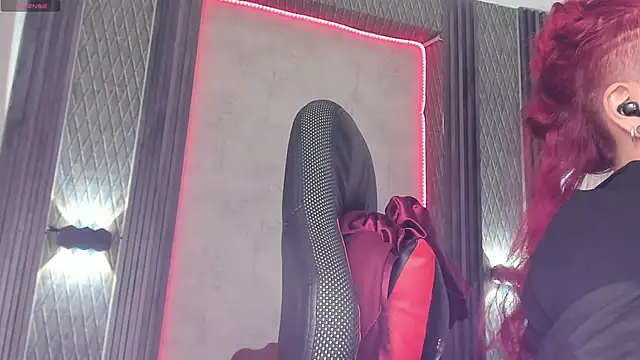 selene red  online show from 28, 1, 2025