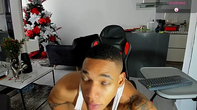 Snapshot of TROYWESLY- chatting on 6, 1, 2025 TROYWESLY- online show from 6, 1, 2025