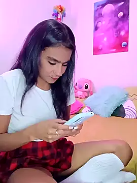 Snapshot of Leslly_ chatting on 12, 12, 2024 Leslly online show from 12, 12, 2024