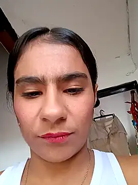 Snapshot of Leslly_ chatting on 4, 1, 2025 Leslly online show from 4, 1, 2025
