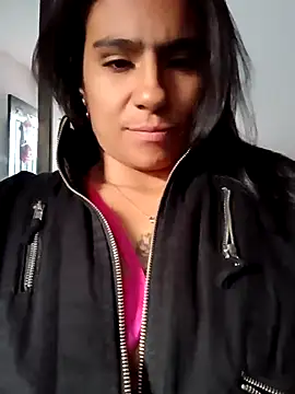 Snapshot of Leslly_ chatting on 5, 1, 2025 Leslly online show from 5, 1, 2025