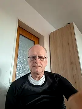 Milkasahne64 online show from 9, 2, 2026