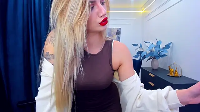 Snapshot of SelenaeMoore chatting on 18, 9, 2025 SelenaeMoore online show from 18, 9, 2025