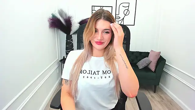 Snapshot of SelenaeMoore chatting on 28, 9, 2025 SelenaeMoore online show from 28, 9, 2025