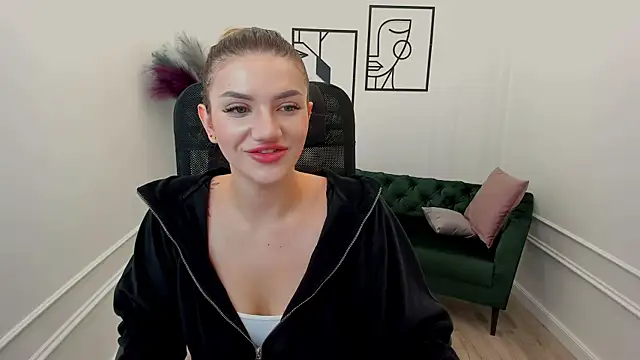 Snapshot of SelenaeMoore chatting on 8, 10, 2025 SelenaeMoore online show from 8, 10, 2025