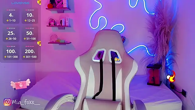 Mia foxx  online show from 18, 3, 2025