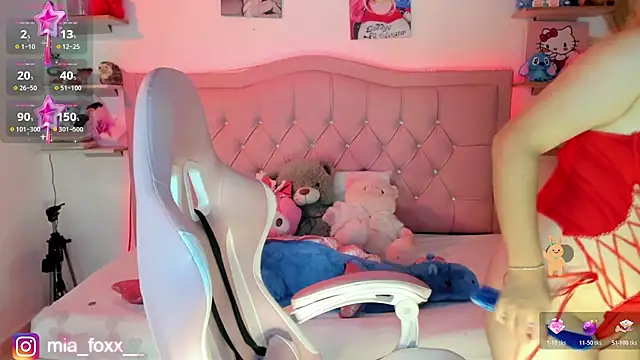 Mia foxx  online show from 11, 11, 2025