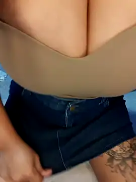 Snapshot of Wild_wifey chatting on 11, 10, 2025 Wild wifey online show from 11, 10, 2025