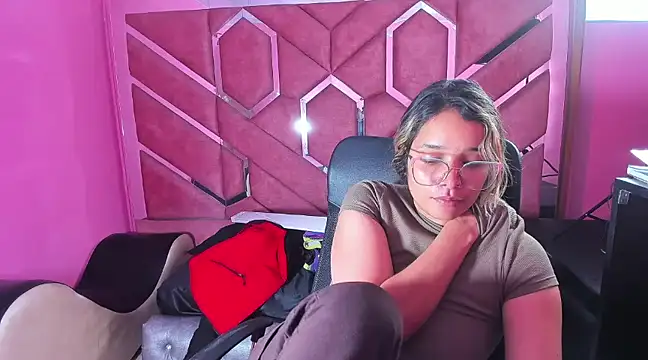 Snapshot of Olivia_Fox69 chatting on 2, 2, 2025 Olivia Fox69 online show from 2, 2, 2025