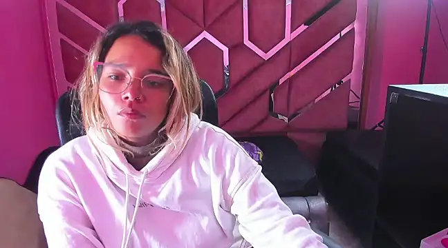 Snapshot of Olivia_Fox69 chatting on 3, 2, 2025 Olivia Fox69 online show from 3, 2, 2025