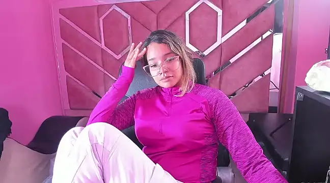 Snapshot of Olivia_Fox69 chatting on 4, 2, 2025 Olivia Fox69 online show from 4, 2, 2025