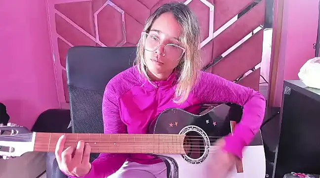 Snapshot of Olivia_Fox69 chatting on 4, 2, 2025 Olivia Fox69 online show from 4, 2, 2025