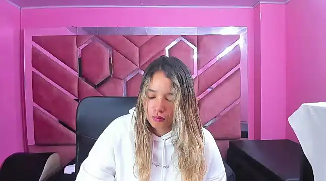 Snapshot of Olivia_Fox69 chatting on 5, 2, 2025 Olivia Fox69 online show from 5, 2, 2025