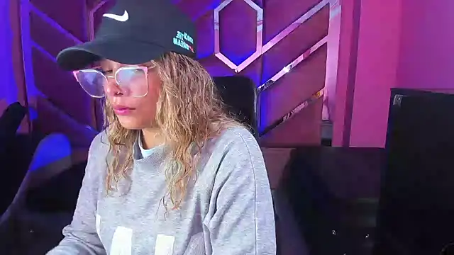 Snapshot of Olivia_Fox69 chatting on 18, 2, 2025 Olivia Fox69 online show from 18, 2, 2025