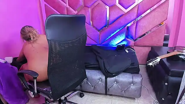 Snapshot of Olivia_Fox69 chatting on 18, 2, 2025 Olivia Fox69 online show from 18, 2, 2025