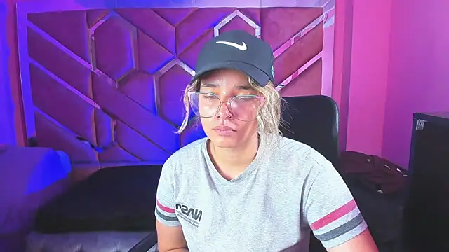 Snapshot of Olivia_Fox69 chatting on 19, 2, 2025 Olivia Fox69 online show from 19, 2, 2025