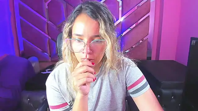 Snapshot of Olivia_Fox69 chatting on 19, 2, 2025 Olivia Fox69 online show from 19, 2, 2025