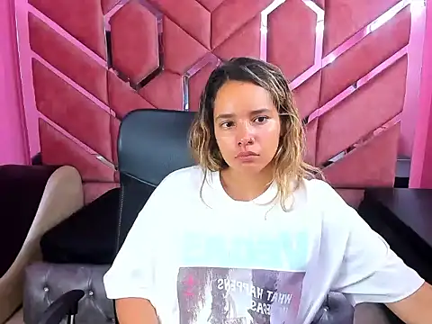 Snapshot of Olivia_Fox69 chatting on 1, 3, 2025 Olivia Fox69 online show from 1, 3, 2025