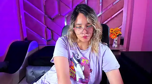 Snapshot of Olivia_Fox69 chatting on 11, 3, 2025 Olivia Fox69 online show from 11, 3, 2025