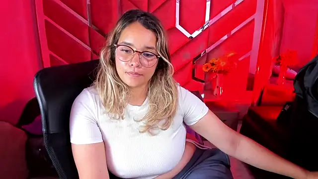 Snapshot of Olivia_Fox69 chatting on 18, 9, 2025 Olivia Fox69 online show from 18, 9, 2025