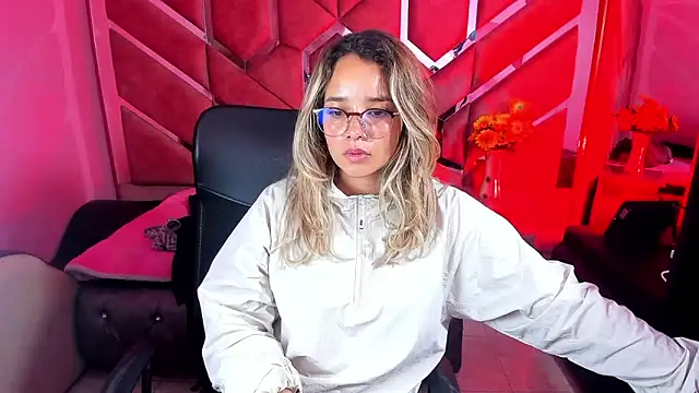 Snapshot of Olivia_Fox69 chatting on 24, 9, 2025 Olivia Fox69 online show from 24, 9, 2025