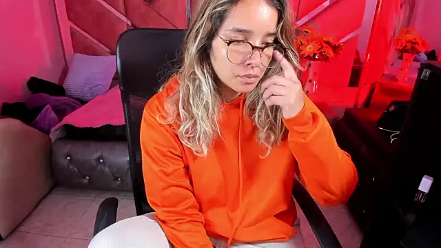 Snapshot of Olivia_Fox69 chatting on 30, 9, 2025 Olivia Fox69 online show from 30, 9, 2025