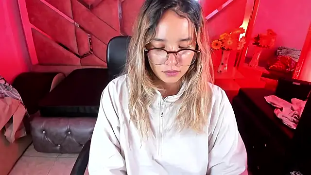 Snapshot of Olivia_Fox69 chatting on 4, 11, 2025 Olivia Fox69 online show from 4, 11, 2025