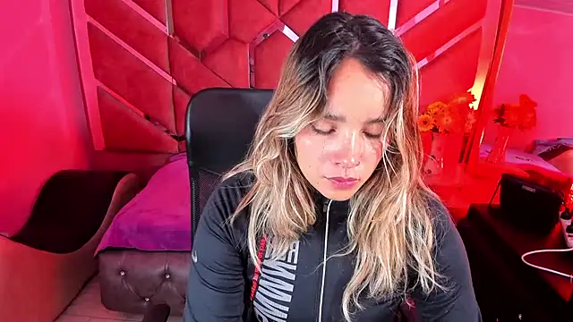 Snapshot of Olivia_Fox69 chatting on 7, 11, 2025 Olivia Fox69 online show from 7, 11, 2025