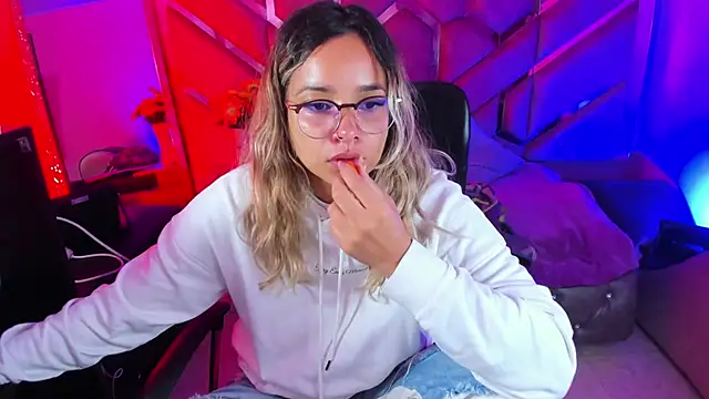 Snapshot of Olivia_Fox69 chatting on 29, 11, 2025 Olivia Fox69 online show from 29, 11, 2025