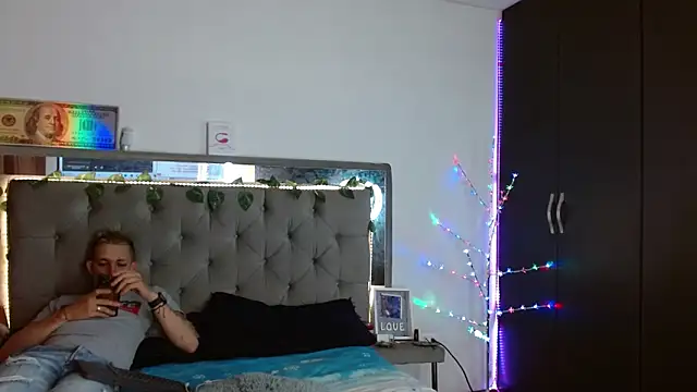 Snapshot of parejacaliente20154 chatting on 27, 12, 2024 parejacaliente20154 online show from 27, 12, 2024