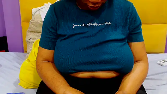 Snapshot of YELLOWBUSTYMELLONS chatting on 2, 10, 2025 YELLOWBUSTYMELLONS online show from 2, 10, 2025