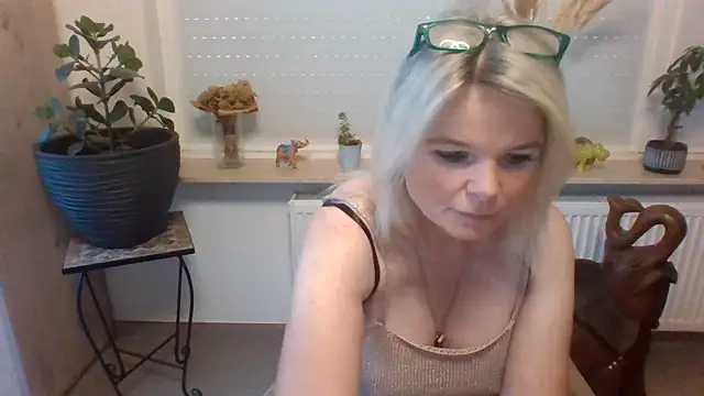 Snapshot of clwm chatting on 9, 9, 2025 clwm online show from 9, 9, 2025