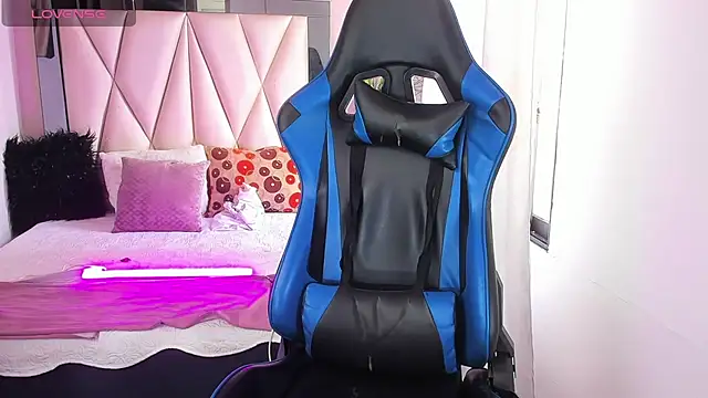 Snapshot of Backsex_boy chatting on 5, 3, 2025 Backsex boy online show from 5, 3, 2025