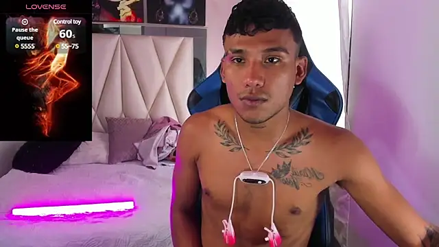 Snapshot of Backsex_boy chatting on 5, 3, 2025 Backsex boy online show from 5, 3, 2025