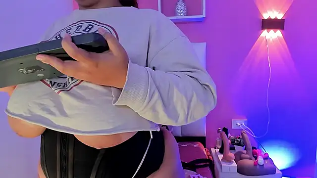 Snapshot of Alanna_hot3 chatting on 10, 10, 2025 Alanna hot3 online show from 10, 10, 2025